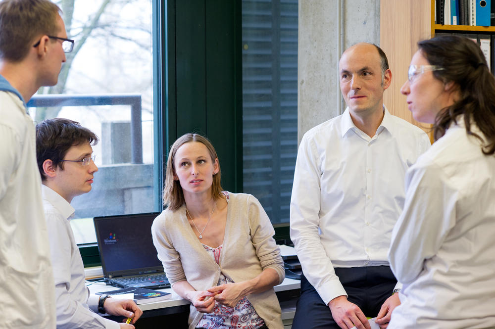 Der Preisträger und sein Team. Stephan Sieber diskutiert mit seinen Mitarbeitern an der Technischen Universität München die weiteren Schritte auf dem Weg zur Entwicklung von Substanzen, die die Infektionskraft von Krankheitserregern hemmen.