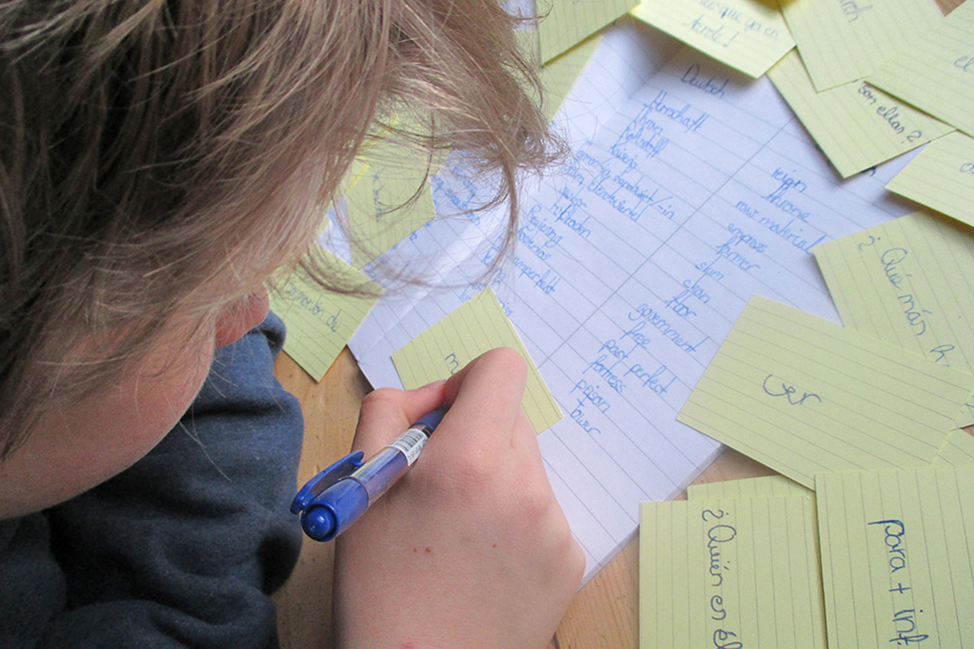 Sich mehr merken: Bewegung hilft beim Lernen. Schon das Schreiben mit der Hand aktiviert wichtige Hirnareale.