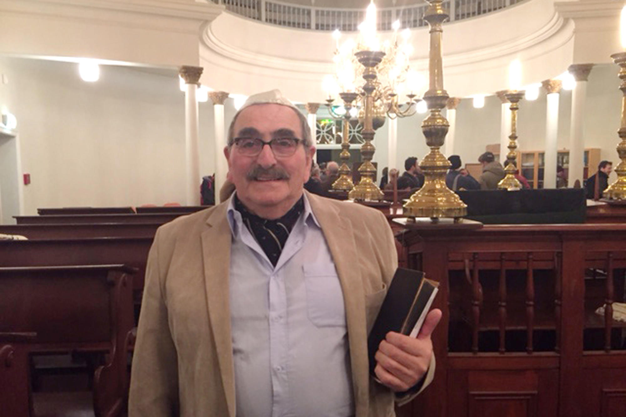 Zurück in der Familie: Alexander Ernst Berets konnte in der Maastrichter Synagoge das Buch seines von den Nationalsozialisten ermordeten Onkels entgegennehmen.