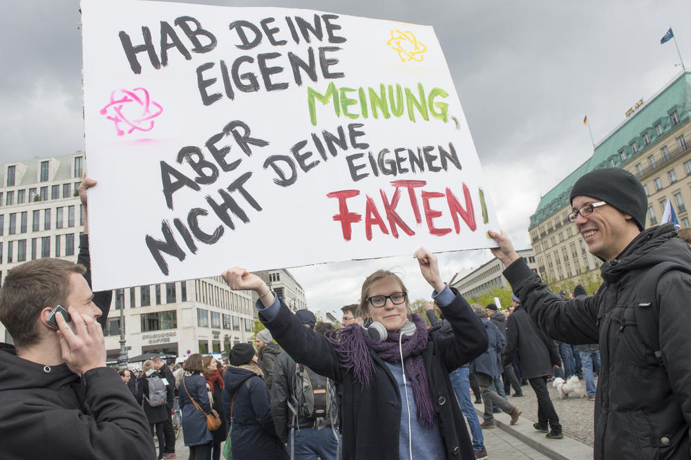 Beim weltweiten March for Science im April demonstrierten allein in Berlin mehr als 11000 Menschen. Damit wollten sie ein Zeichen gegen die zunehmende Ignoranz gegenüber wissenschaftlichen Erkenntnissen setzen.