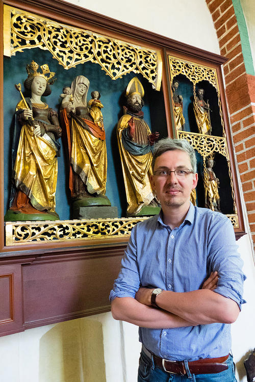 Kroesen vor dem Altarschrein (ausgehendes 15. Jh.) der Dahlemer St.-Annen-Kirche.