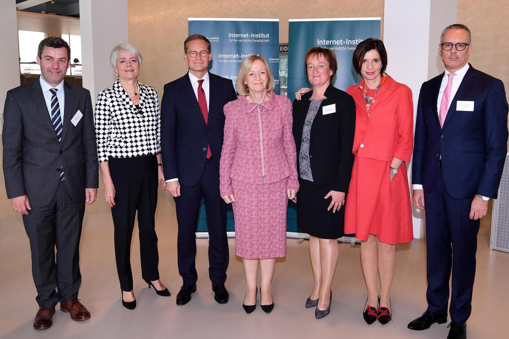 V.l.n.r.: Prof. Dr. Metzger, Staatssekretärin im BMBF Cornelia Quennet-Thielen, regierender Bürgermeister von Berlin Michael Müller, Bundesbildungsministerin Prof. Dr. Wanka, Prof. Dr.-Ing. Schieferdecker, Prof. Dr. Allmendinger, Prof. Dr. Emmer