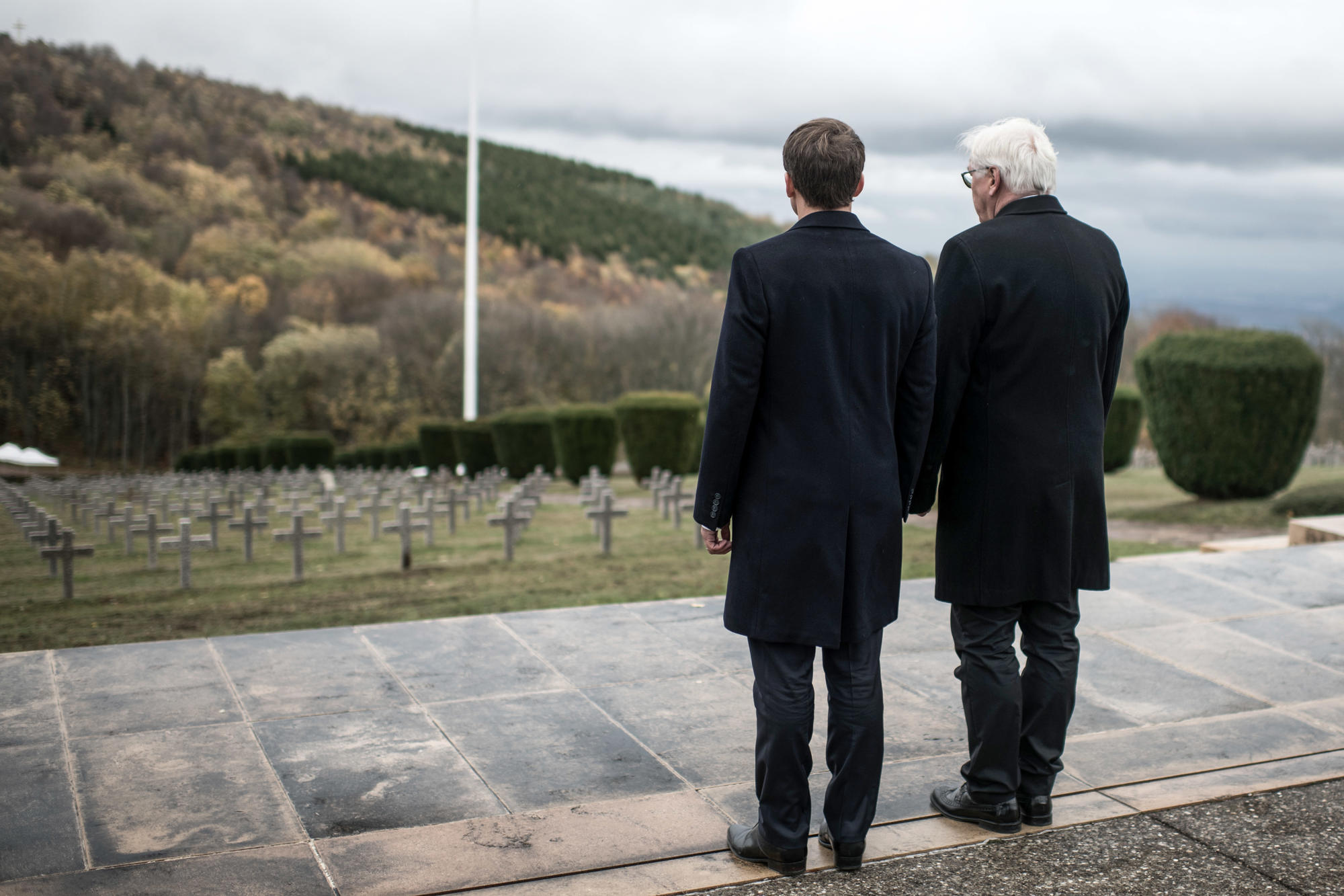 Bundespräsident Frank-Walter Steinmeier und der französische Präsident Emmanuel Macron eröffnen am 10. November 2017 auf dem damals erbittert umkämpften Hartmannsweilerkopf die erste deutsch-französische Museums- und Gedenkstätte zum Ersten Weltkrieg