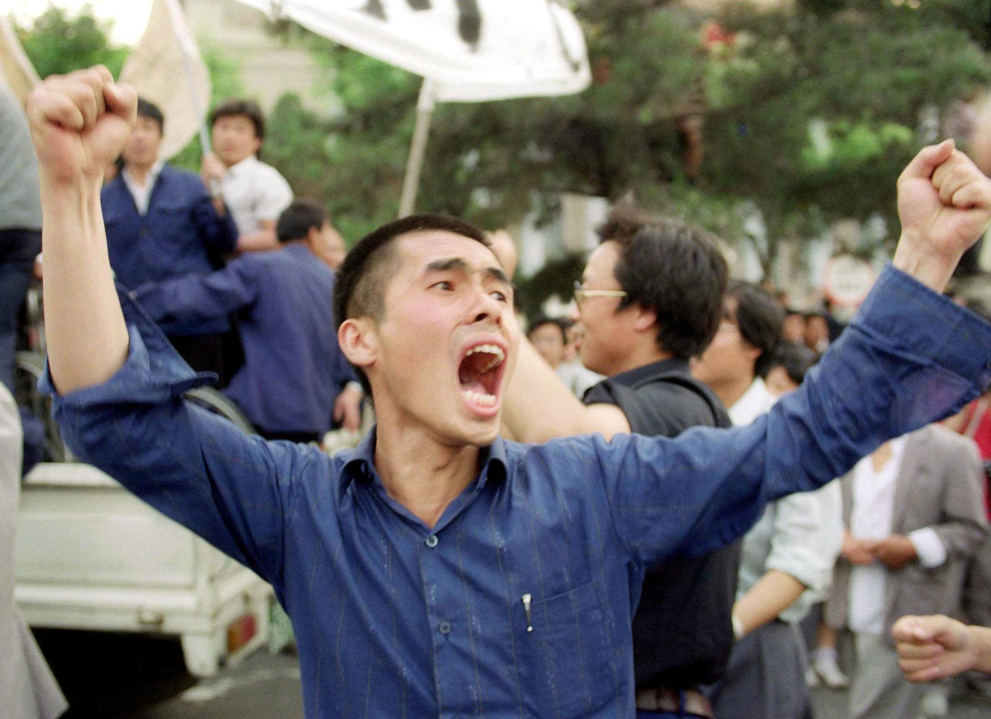 Lautstarker Protest: Ein Demonstrant ruft bei einer Massenkundgebung am 17. Mai 1989 in Peking prodemokratische Parolen.