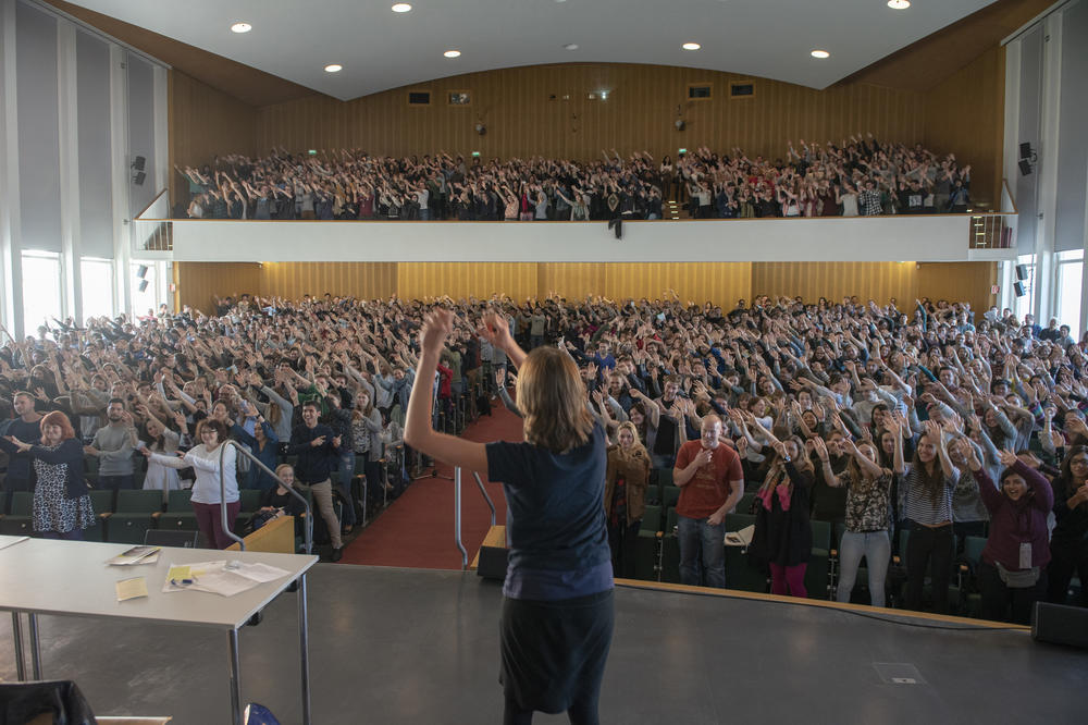 Unverhofft aktiviert. Der Pausenexpress, der bei den Einführungstagen schon Studierende im Audimax bewegt hat, wird nun in Lehrveranstaltungen eingebaut.