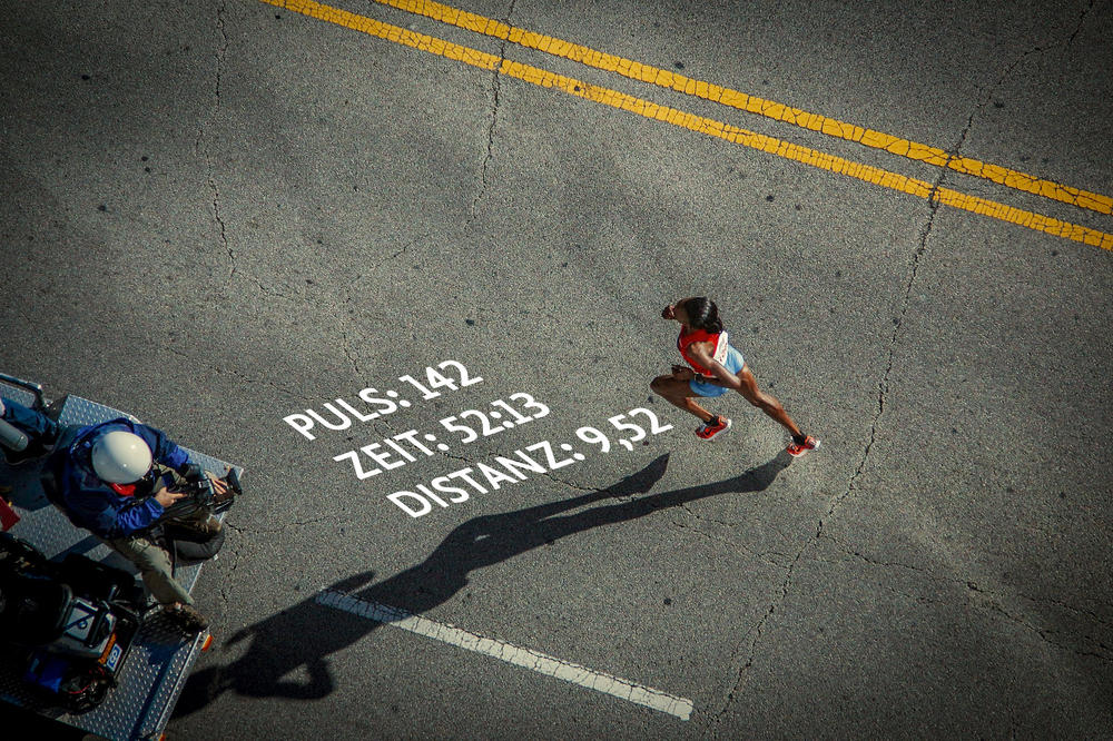 Heute werden viele Gesundheitsdaten erfasst, beispielsweise im Sport. Im Exzellenzcluster Math+ werden mathematische Verfahren entwickelt, mit denen diese Datensätze ausgewertet werden können, um zum Beispiel Krankheitsanzeichen zu entdecken.