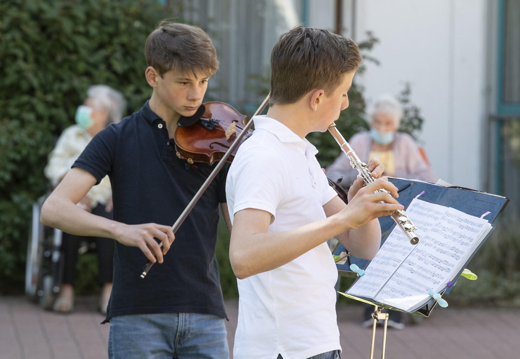Wenn Jugend musiziert. Schüler einer Musikschule spielen im Sommer 2020 für die Bewohner eines Altenheims, die wegen der Corona-Pandemie wochenlang keinen Besuch bekommen haben.