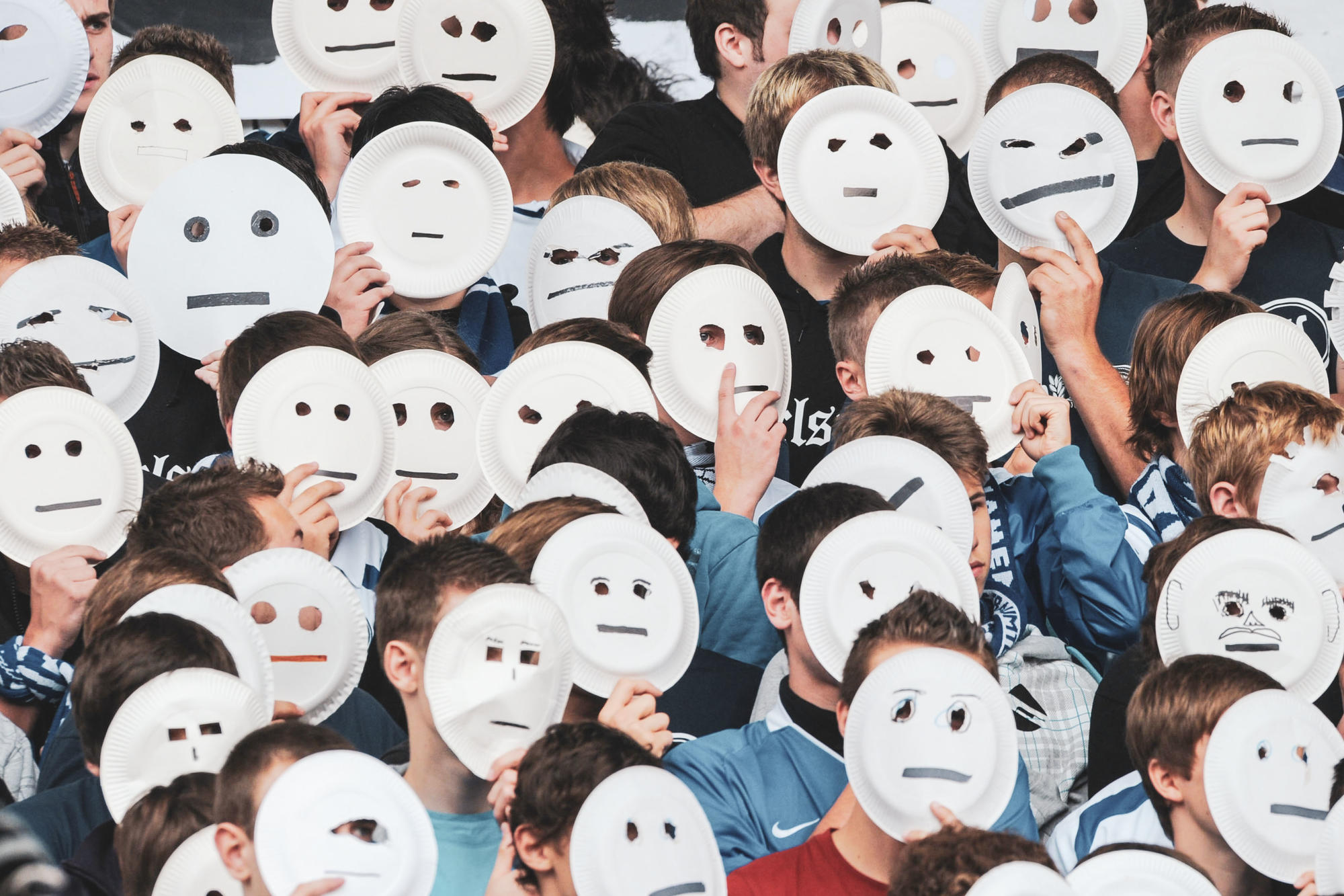 Mit Papptellern wehrten sich Fans des Karlsruher SC schon 2011 gegen den Versuch, eine Testperson in einer Menschenmenge zu entdecken.