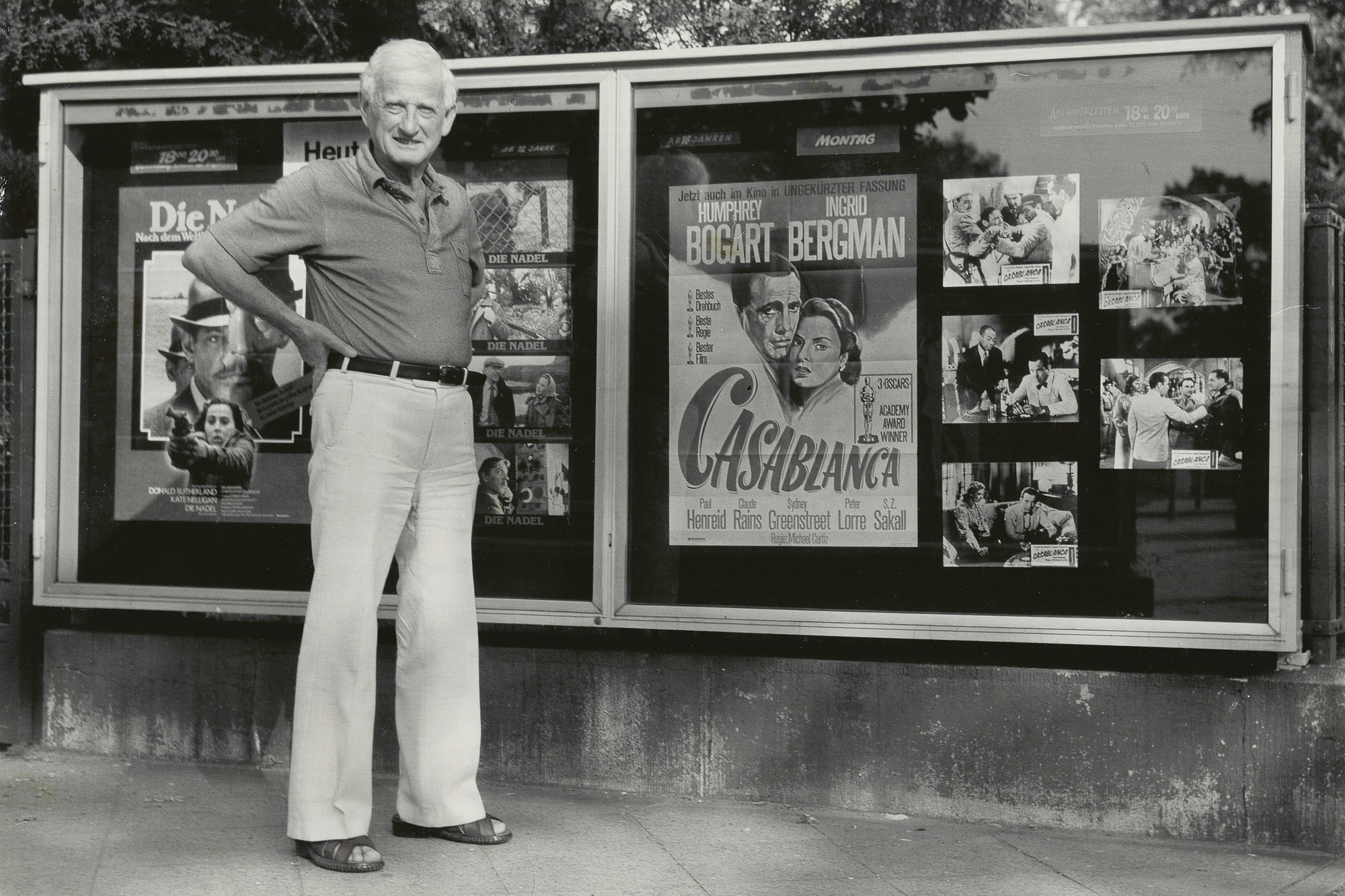 Hollywood in Dahlem. Gerhard Klein vor den Schaukästen des Capitol Dahlem in der Thielallee 36. Das Foto wurde am 14. Februar 1971 aufgenommen.