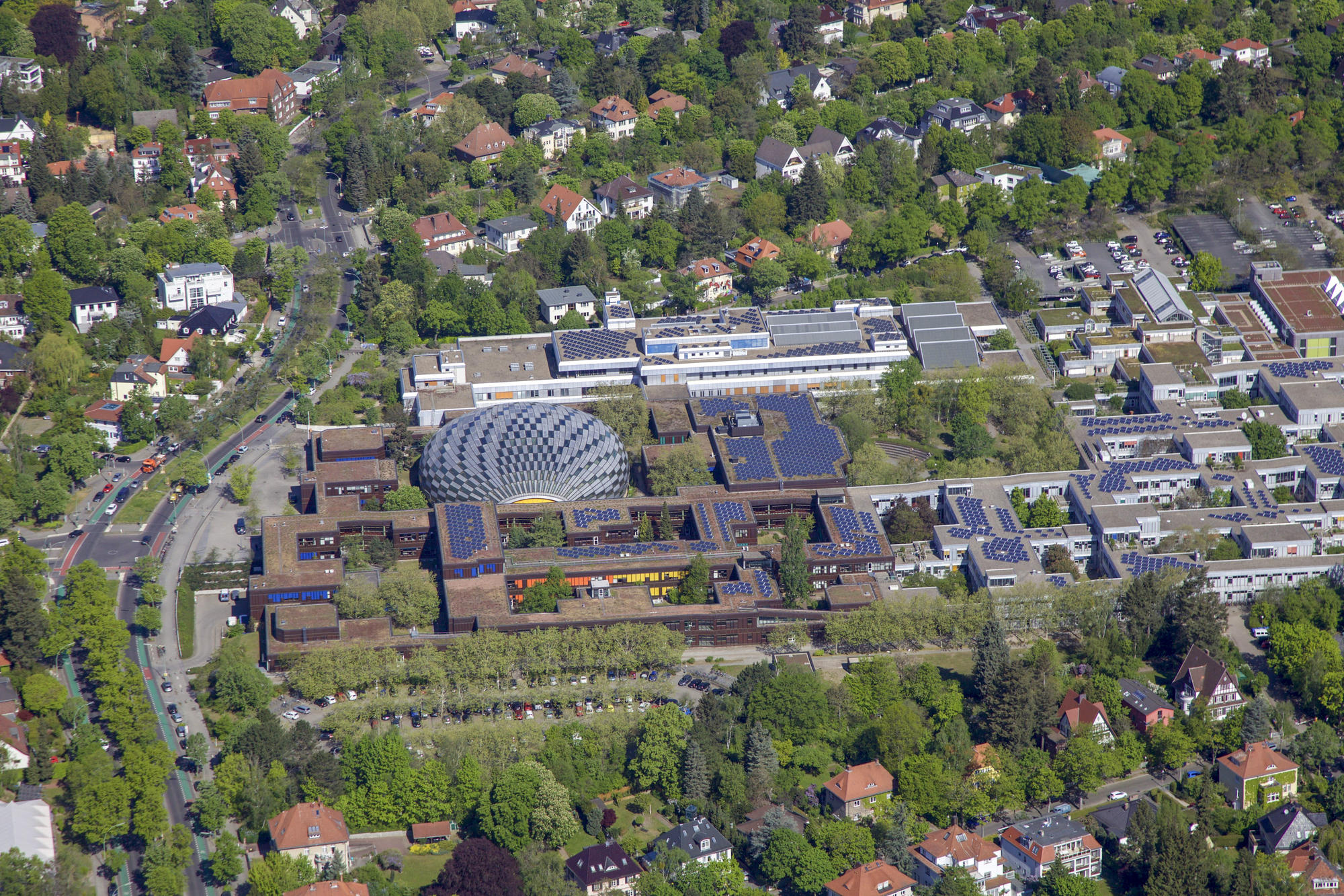 Sonnenenergie: Die Dächer der Rost- und Silberlaube um die Kuppel der Philologischen Bibliothek sind mit zahlreichen Photovoltaikanlagen ausgestattet.