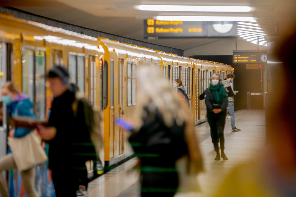 An der Freien Universität wird untersucht, wie hoch die Gefahr der Infektion mit SARS-CoV-2 durch viruskontaminierte Luft ist. In geschlossenen Räumen hält sich das Virus länger als an der frischen Luft.