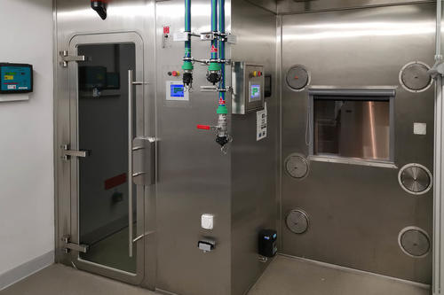 In der Bio-Aerosolkammer werden die Infektiosität und das Überdauern verschiedener Coronaviren in der Luft untersucht.