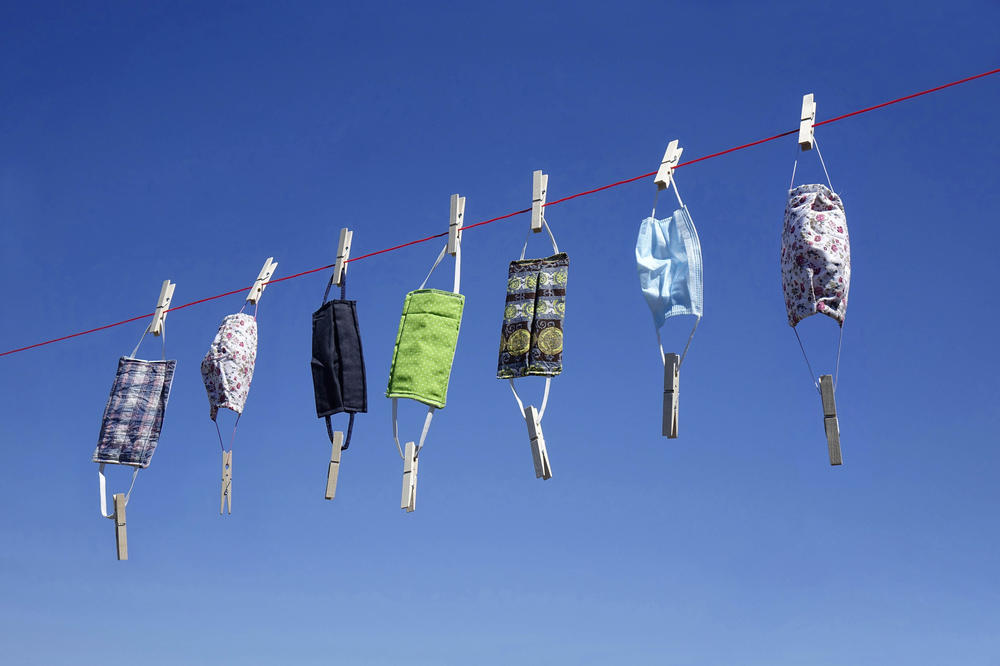 Solange es keinen Impfstoff gibt, der vor einer COVID-19 Erkrankung schützt, ist der Mund-Nasen-Schutz das Mittel zur Vorbeugung. Er bewahrt vor allem andere vor einer Ansteckung und dadurch auch einen selbst.