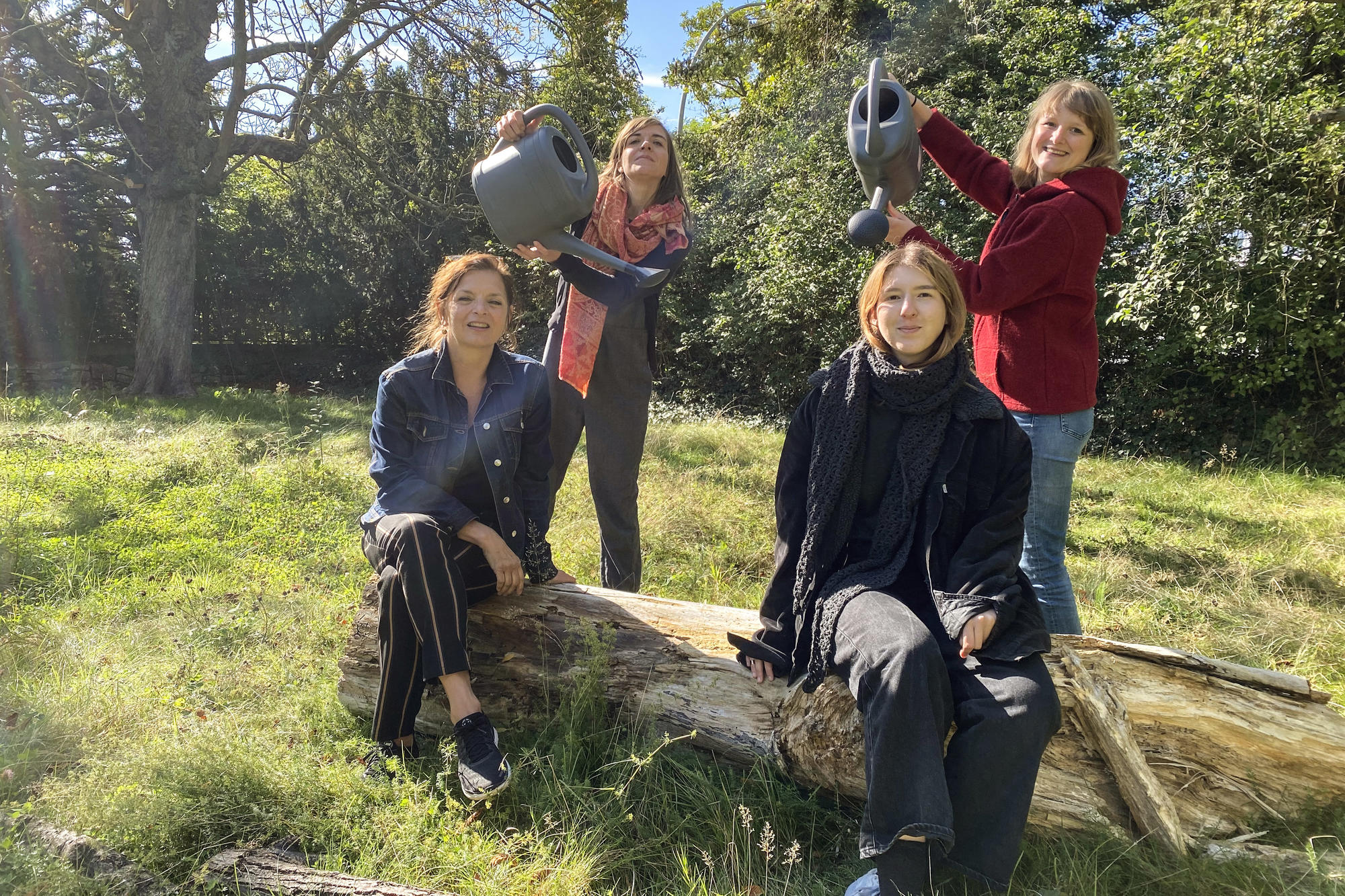 Gießen mit Regenwasser – nur zum Spaß. Auch ein naturnaher Garten macht Arbeit: Kathrin Henße (hinten links) und Carolin Bergmann (hinten rechts), Karola Braun-Wanke (vorne links) und Léonie Cujé (vorne rechts) von der Initiative SUSTAIN IT!.