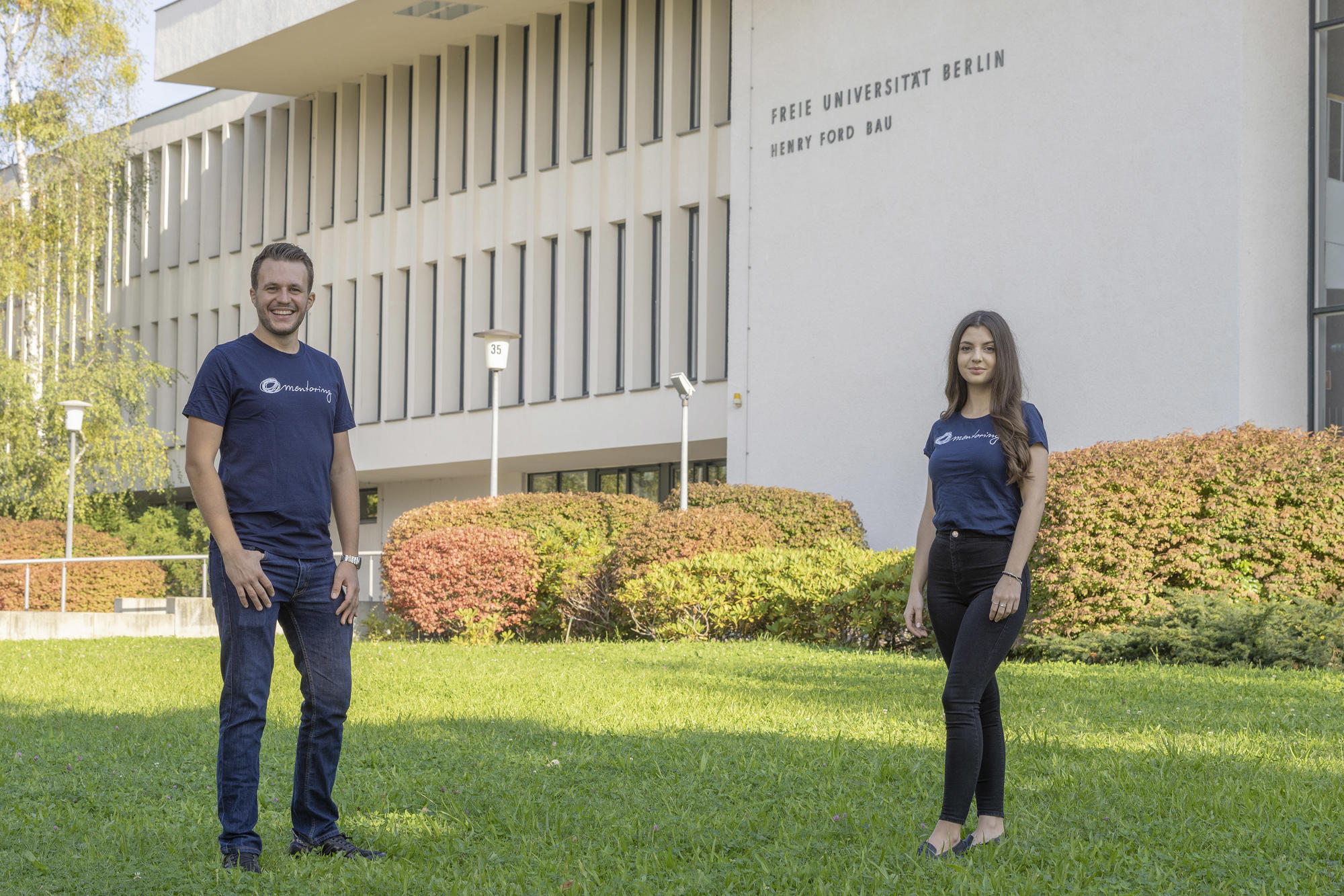 Wissen, was Erstsemestern hilft. Rebecca Krause (r.) und ChristopherWelz sind studentische Mentoren. Die beiden Studierenden am FachbereichWirtschaftswissenschaft begleiten Neuimmatrikulierte in der Studieneingangsphase.
