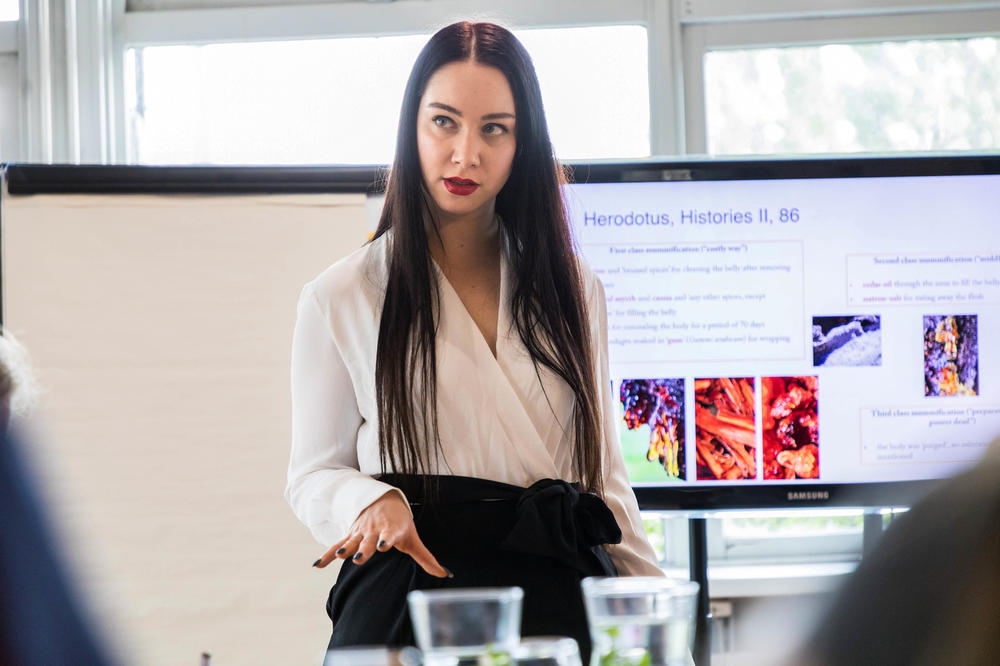 Dora Goldsmith ist durch ihre jahrelange wissenschaftliche Beschäftigung zu einer gefragten Expertin der altägyptischen Geruchswelt geworden. Hier gibt sie einen Workshop über die Düfte der Einbalsamierung.