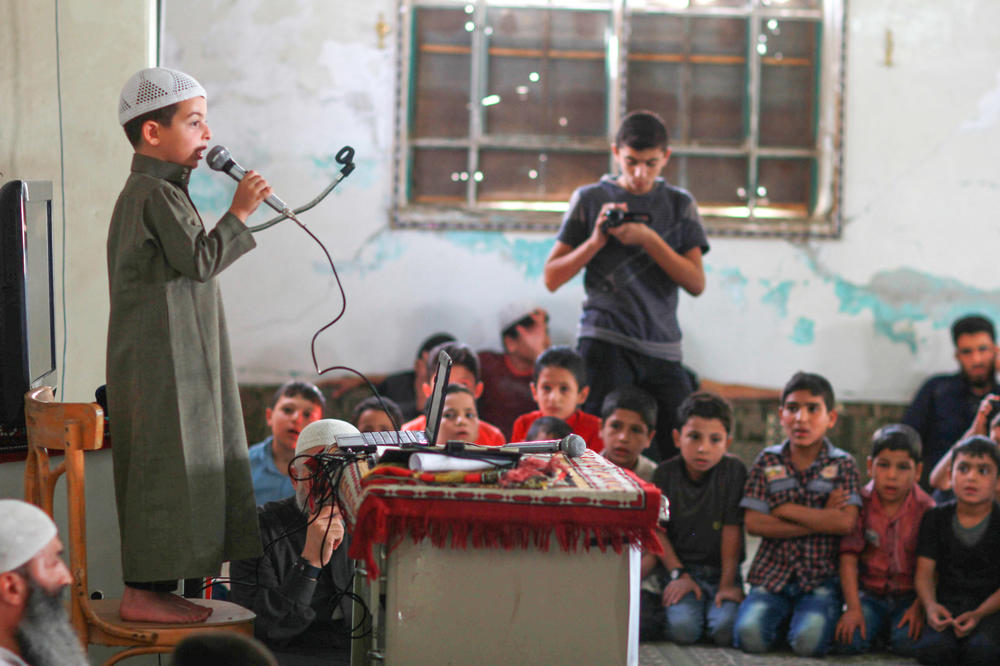 Hochkonzentriert. Ein Junge rezitiert den Koran bei einem Lernwettbewerb. Das Foto entstand 2016 in einem Vorort von Damaskus in Syrien.