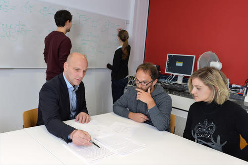 Chemie-Nobelpreisträger Benjamin List und sein Team überprüfen ein Paper.