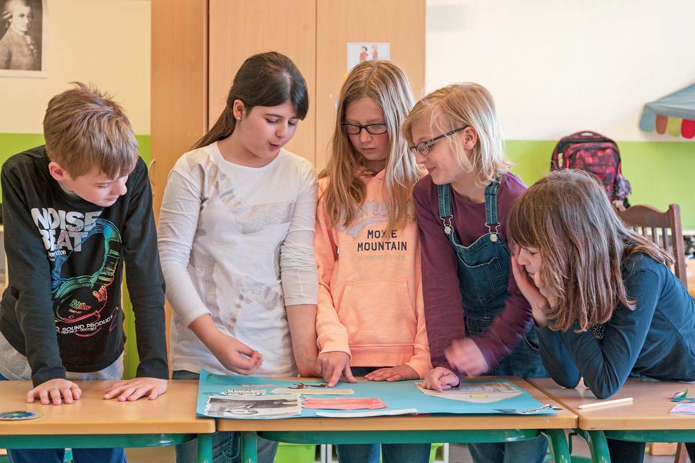 Aktives Miteinander. Situationen wie diese fehlen durch die Pandemie. Der direkte Austausch mit anderen Kindern wirkt sich auch positiv auf den Lernerfolg aus.