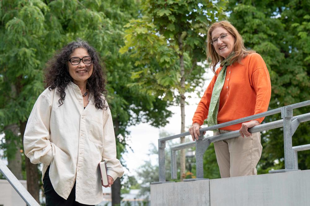 Die Schriftstellerin Hiromi Ito (l.) und die Literaturwissenschaftlerin Irmela Hijiya-Kirschnereit standen bei der Übersetzung des Romans „Dornauszieher“ in engem Kontakt.