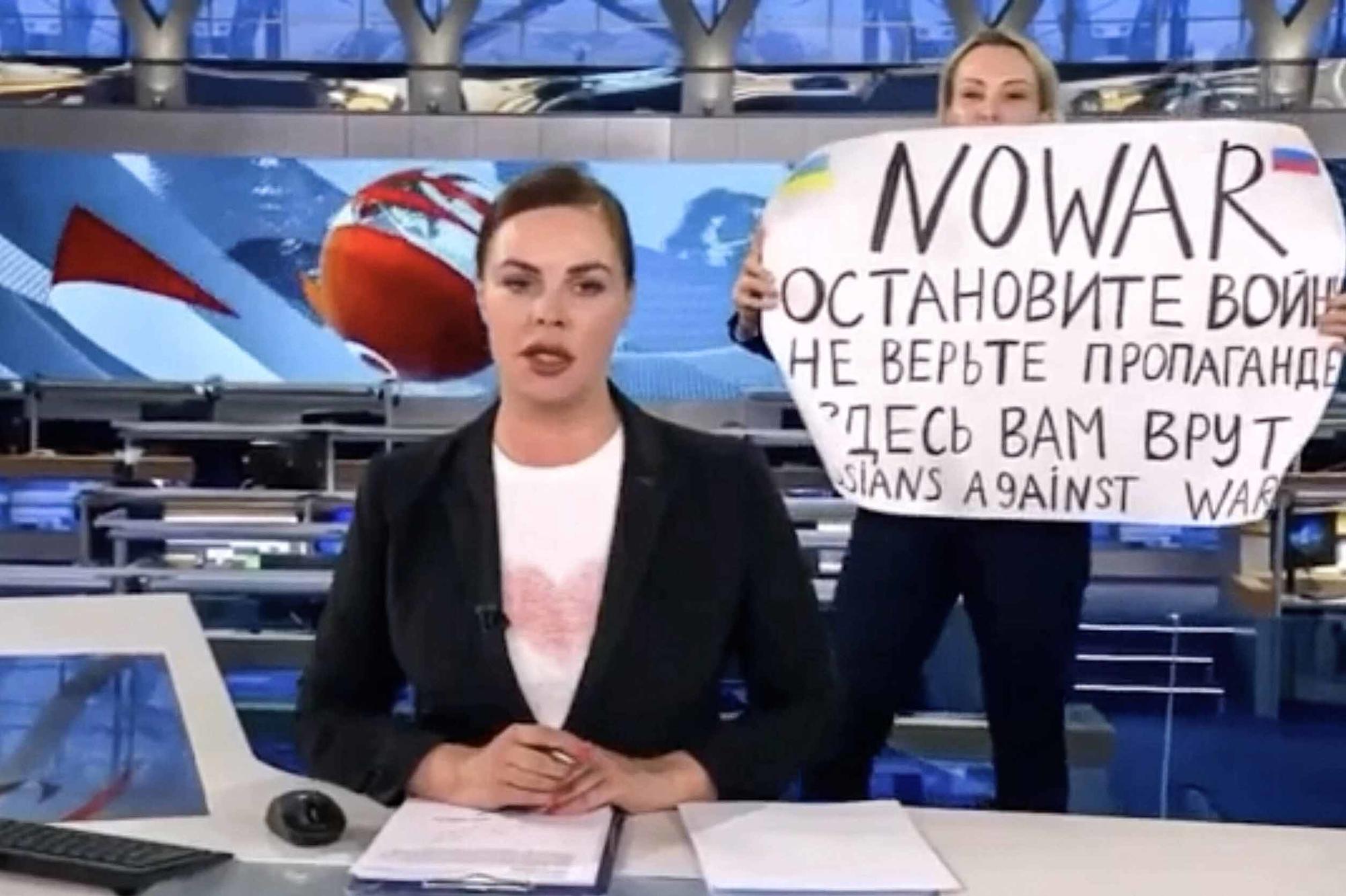 Protest im Staatsfernsehen. Die langjährige TV-Mitarbeiterin Marina Ovsyannikova hält am 14. März 2022 während der meistgesehenen Nachrichtensendung in Russland ein Plakat gegen den Ukraine-Krieg ins Bild.