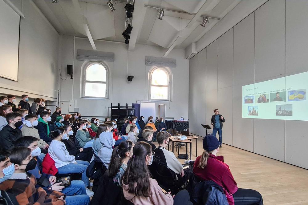Hilft, die politische Situation besser einordnen zu können. Der Historiker Robert Kindler vom Osteuropa-Institut bei seinem Besuch in der 7. Klasse in Kreuzberg.