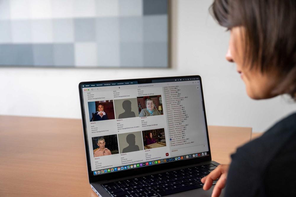 Die Historikerin Verena Nägel, Projektmanagerin im Online-Archiv „Zwangsarbeit 1939-1945“, vor dem Laptop