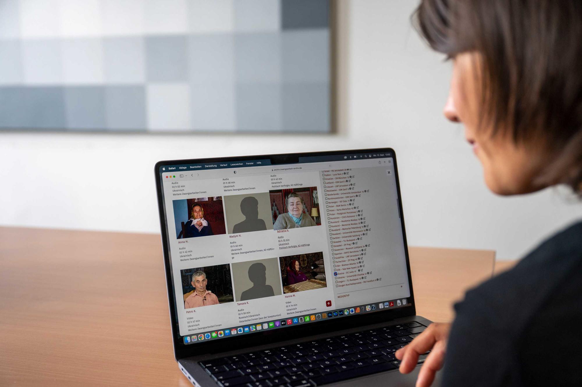 Die Historikerin Verena Nägel, Projektmanagerin im Online-Archiv „Zwangsarbeit 1939-1945“, vor dem Laptop