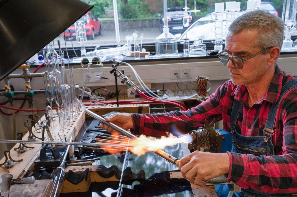 Glasbläsermeister Dirk Busold in seiner Werkstatt beim Arbeiten