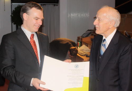 Von Chemiker zu Chemiker: Professor Rainer Haag gratuliert Professor Rolf Huisgen zur Ehrendoktorwürde der Freien Universität.