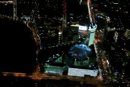 Berlin ist auch nachts an vielen Orten taghell: Die „Lichtverschmutzung“ bringt den Biorhythmus von Mensch und Tier durcheinander. Hier ist der Potsdamer Platz (vorne) und die erleuchtete Leipziger Straße zu erkennen.