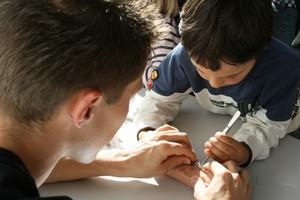 Dabei können sie auch ihr geschick mit Nadel und Faden testen.