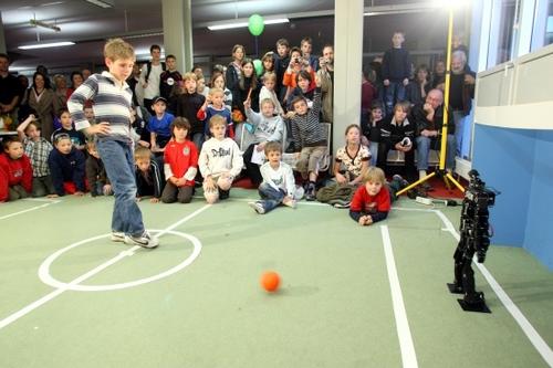 Wenn die AG Künstliche Intelligenz ihre LEGO-MindStorms-Roboter Fußball spielen lässt, herrscht am Institut für Informatik immer großer Andrang.
