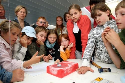 Spannende Laborexperimente, knifflige Rätsel und Touren auf dem Campus erklären spielerisch wissenschaftliche Themen.