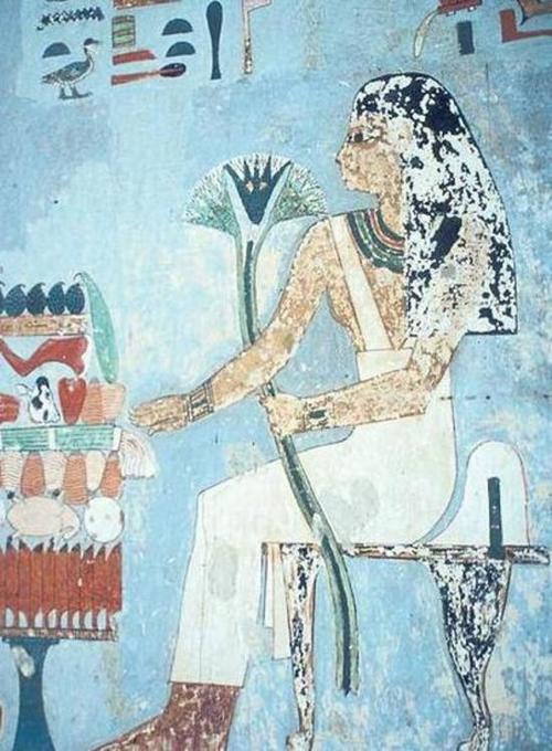 Felsgrab bei Assuan: Verstorbene vor reich beladenem Opfertisch (circa 1700 vor Christus).