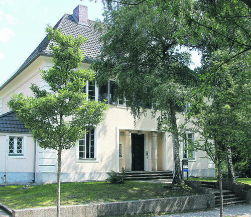 Ein Stolperstein des Kölner Bildhauers Günter Demnig erinnert in der Hittorfstraße 16 an den Kleiderfabrikanten Bernhard Einzig. Er wurde 1943 im im Konzentrationslager Theresienstadt ermordet.