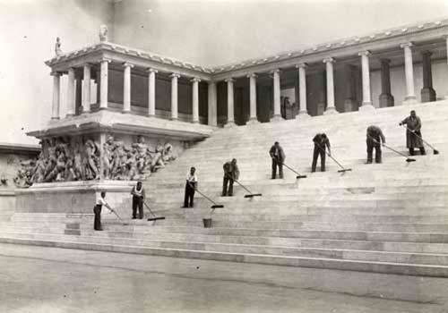Im Pergamonmuseum wurde "Topoi" im November 2008 feierlich eröffnet. Im Juni nächsten Jahres sollen hier in einer Ausstellung Forschungsergebnisse präsentiert werden. Das Bild zeigt das Museum in einer Aufnahme vor 1945.