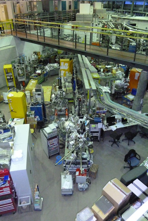 Im Zentrum, des deutsch-russischen Labor in Adlershof, wird ein Strahlrohr für weiche Röntgenstrahlung betrieben.