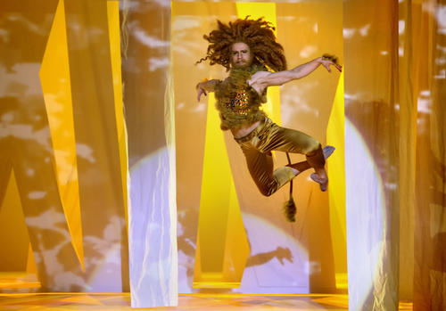 Akrobatik und Eleganz: Die Tänzer in dem Stück "OZ - The Wonderful Wizard" bewegen sich auf völlig unterschiedliche Weise.