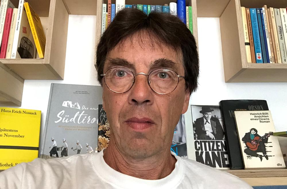 Dr. habil. Uwe Prell studierte in den 1980er Jahren Politikwissenschaft an der Freien Universität und arbeitet als Dramaturg und Autor.