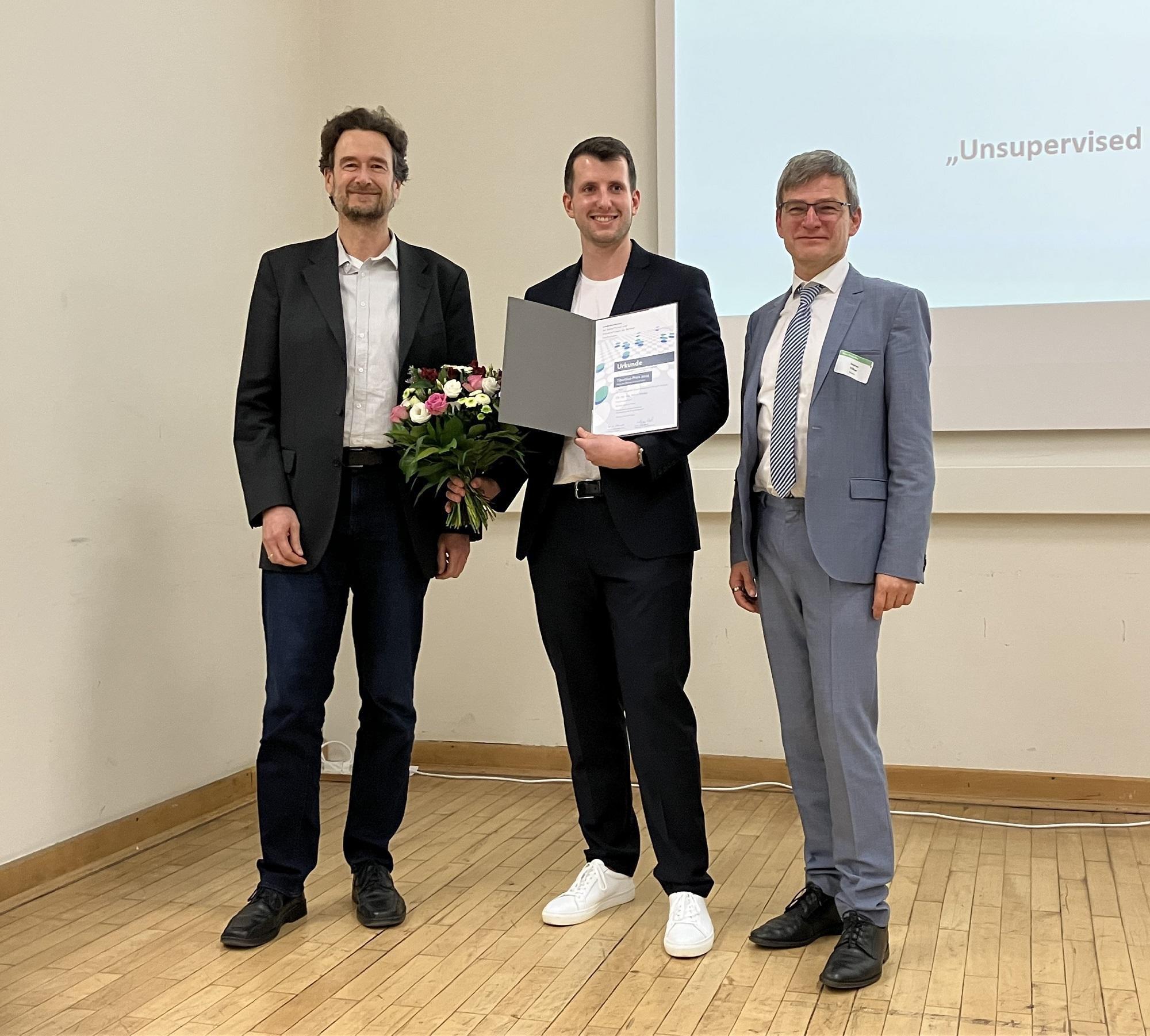 Robin Winter mit Laudator Prof. Lehmann und Vizepräsident Prof. Völker (beide TU Berlin)