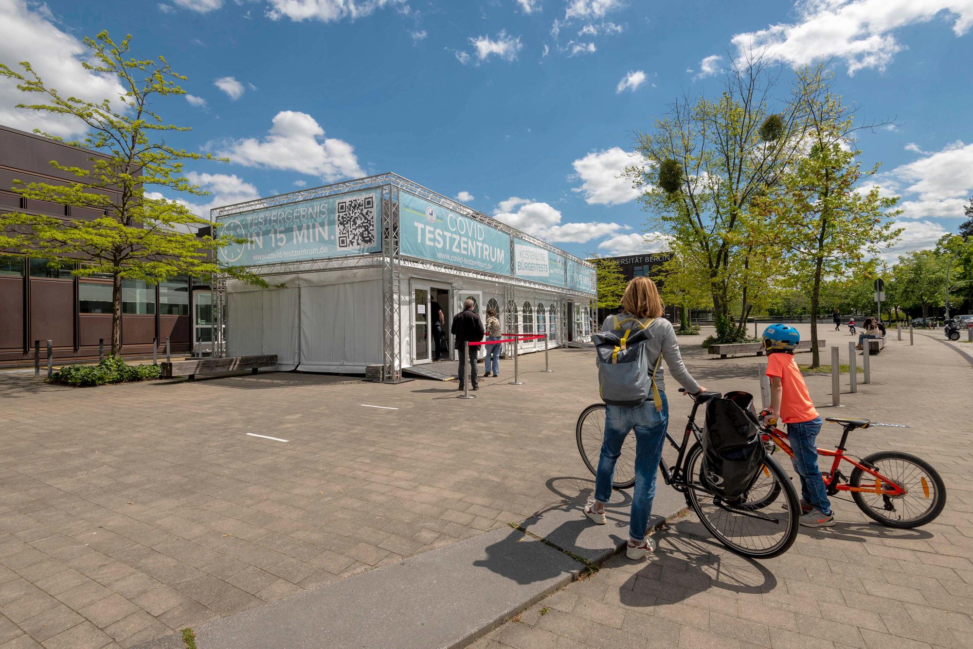 Die Teststation vor der Rostlaube. Dort konnten sich Angehörige der Freien Universität, aber auch alle Berlinerinnen und Berliner testen lassen.