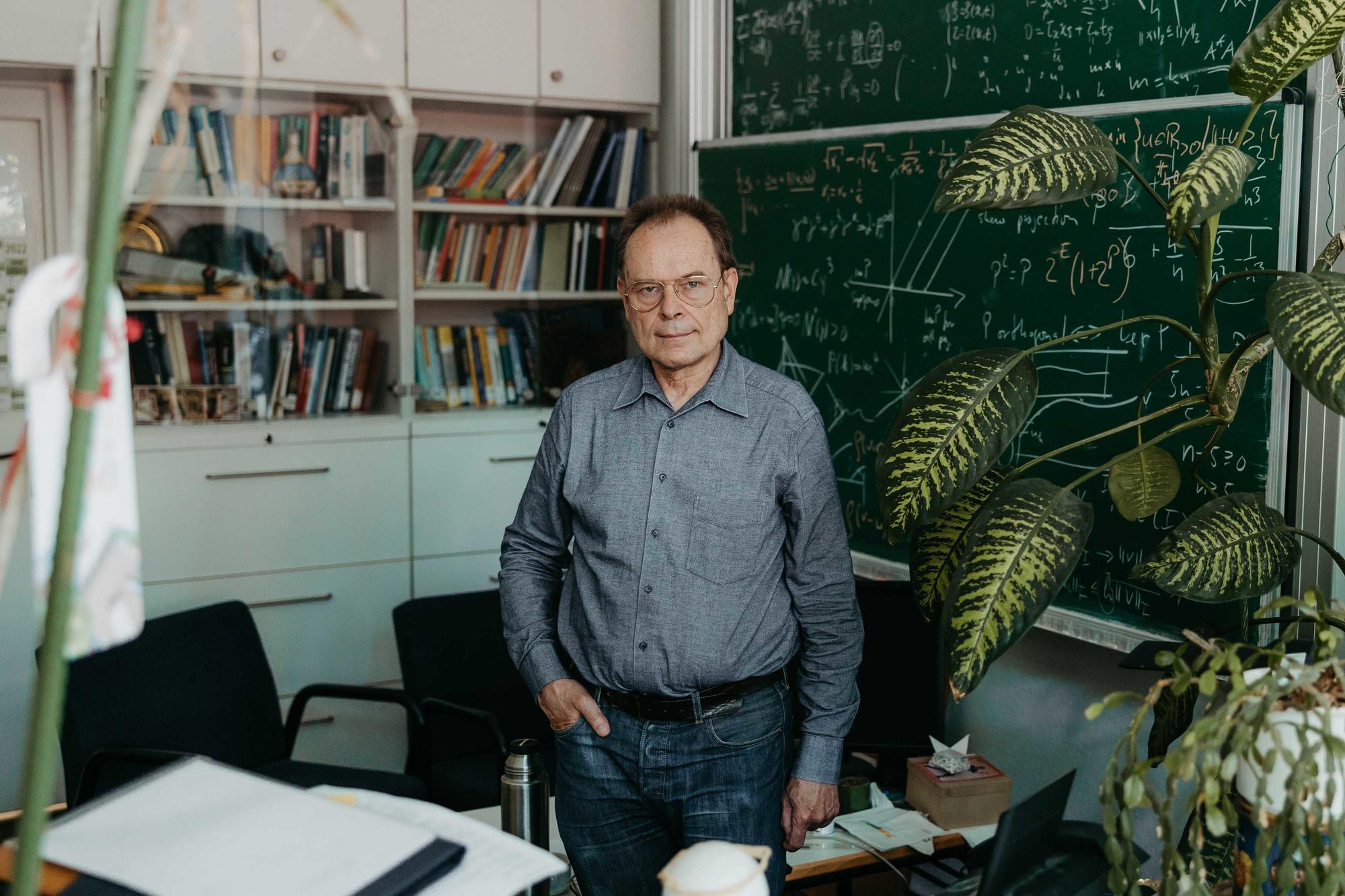 Warnecke prägt bis heute die Geschicke der Universität Magdeburg: als Mitglied des Akademischen Senats, als Dekan und Prodekan der mathematischen Fakultät und Mitglied mehrerer Magdeburger Graduiertenkollegs der Deutschen Forschungsgemeinschaft.