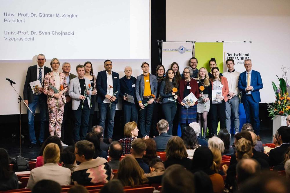 Stipendiengeber Dr. Bernd Klemeyer (links) und Deutschlandstipendiat Mick Besuch (2. v.  l.) bei der Stipendienfeier 2023.