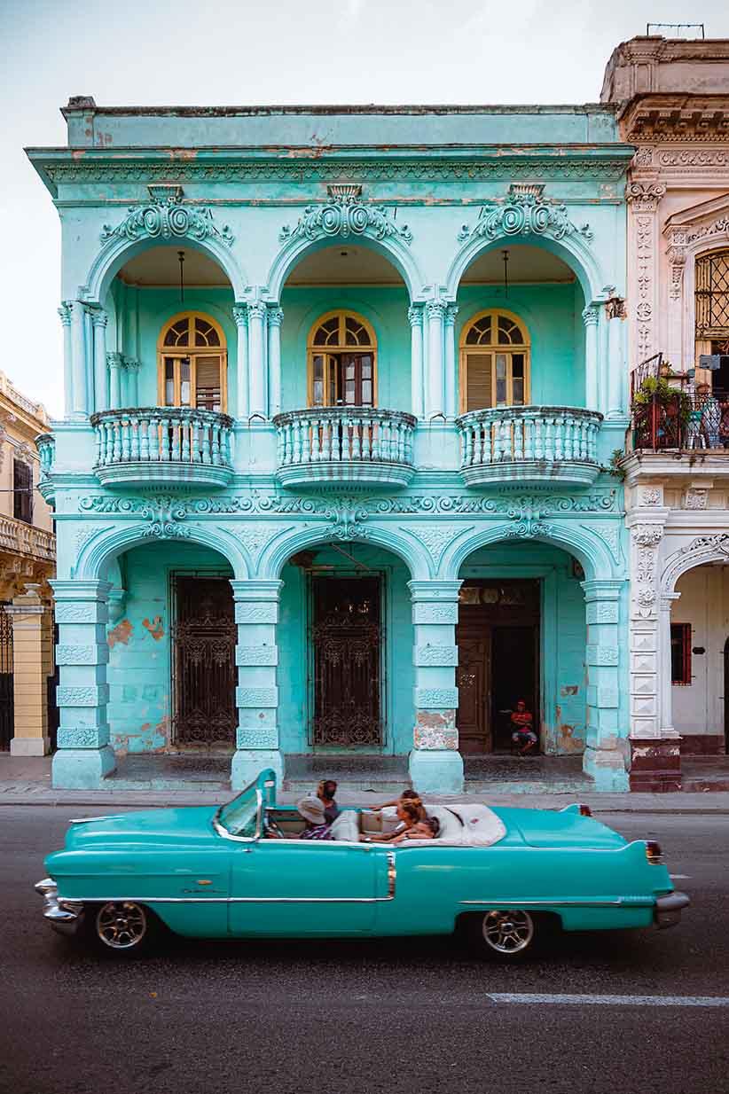 Kolonialzeit, das Amerika der 1950er-Jahre, die kubanische Interpretation von Sozialismus – wer will, kann ganz unterschiedliche Geschichten in Havanna entdecken: ein dortiger Oldtimer.