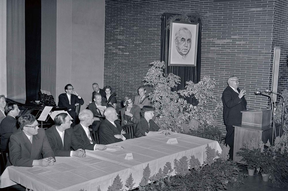 Hoher Besuch zur Gründungsfeier der Ernst-Reuter-Gesellschaft der Förderer und Freunde im Juni 1954: Bundeswirtschaftsminister Prof. Dr. Ludwig Erhard hielt die Eröffnungsrede.