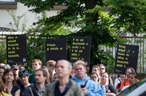 Auf den Plakaten fehlte der Buchstabe "E" als Zeichen des Protests gegen Mittelkürzungen durch den Berliner Senat.