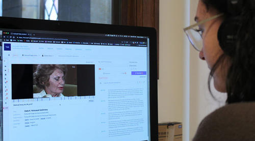 Eine Nutzerin recherchiert im Fortunoff Archive