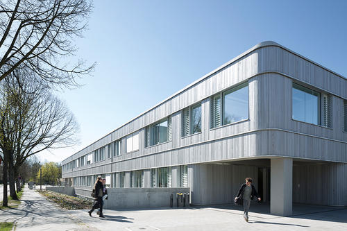 Der Erweiterungsbau liegt an der Fabeckstraße auf dem Campus in Berlin-Dahlem.