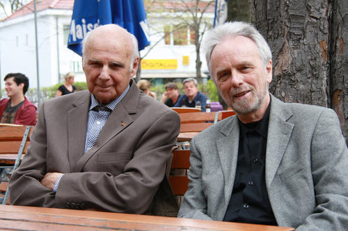 Der eine, Heinz Fortak (li.) war schon Professor als Kennedy in Dahlem sprach; der andere, Winfried Fluck, war gerade Student an der Freien Universität